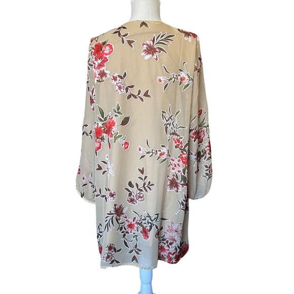 En Crème swing dress in vintage floral and neck cut out detail. - Picture 7 of 12